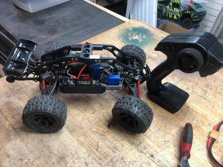 Pour préserver les performances et la durabilité de votre voiture RTR, rendez-vous au magasin La folie du RC.