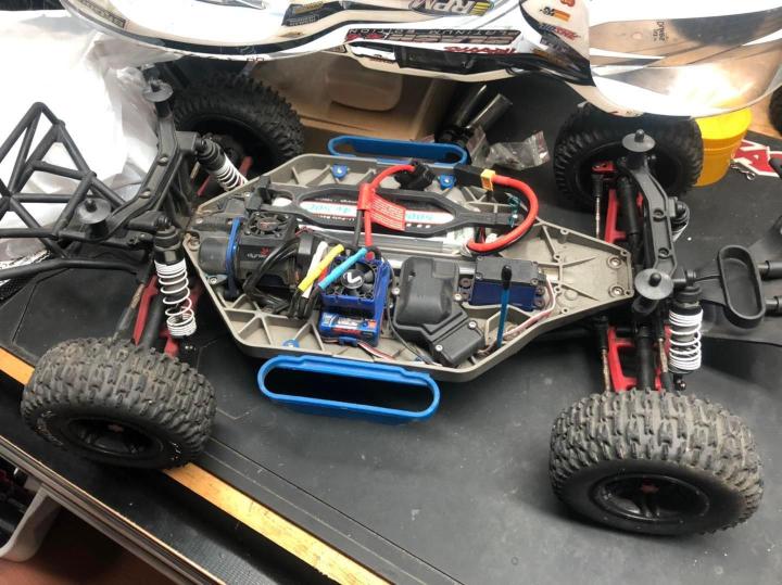 La folie du RC propose une grande variété d'accessoires pour améliorer les performances de votre véhicule téléguidé.