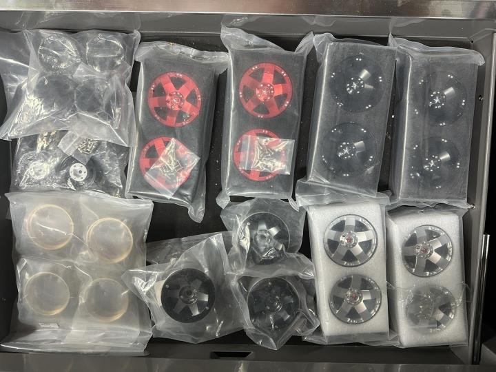 La folie du RC vend des pièces détachées pour voitures et camions télécommandés.