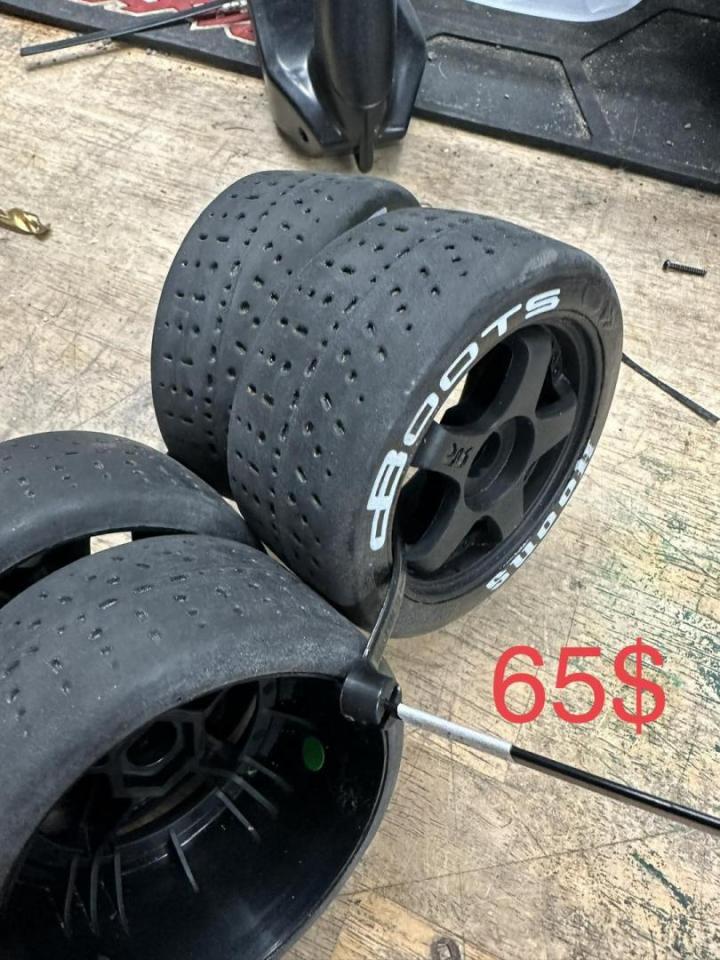 Le magasin La folie du RC vous propose différents modèles de pneus pour voitures téléguidées.